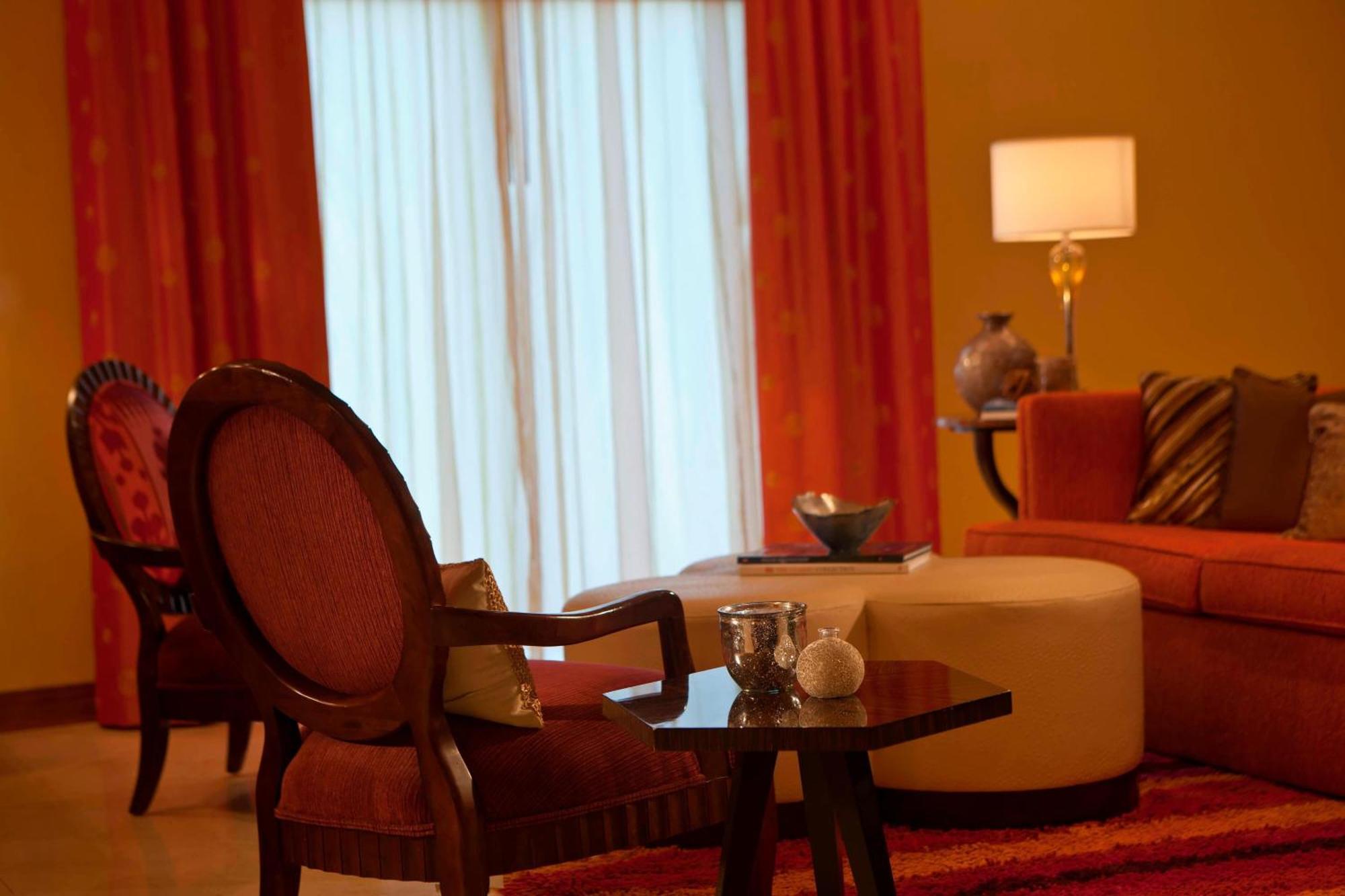 Renaissance Phoenix & Conference Center 4*