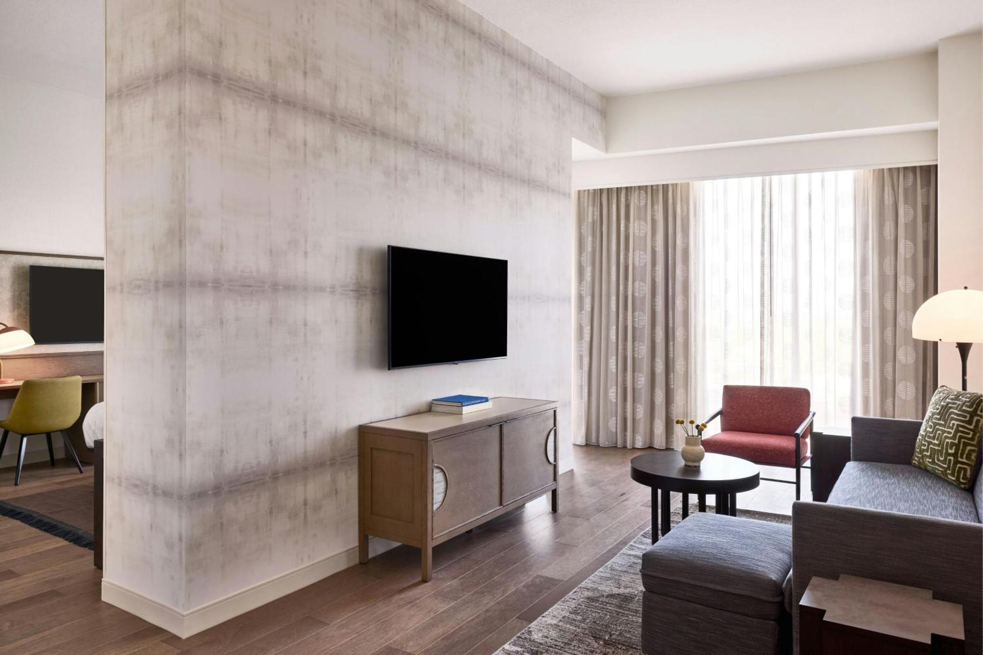 Renaissance Phoenix & Conference Center 4*