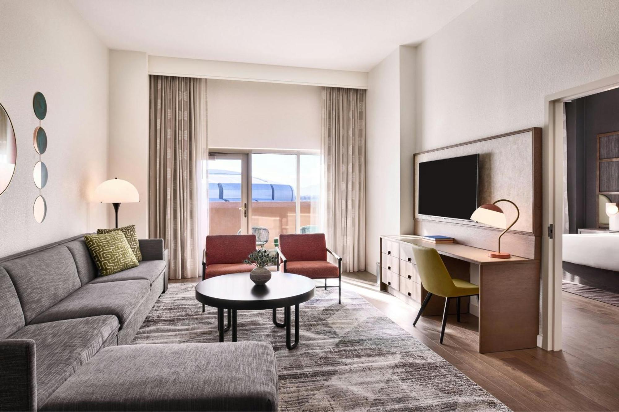 Renaissance Phoenix & Conference Center 4*