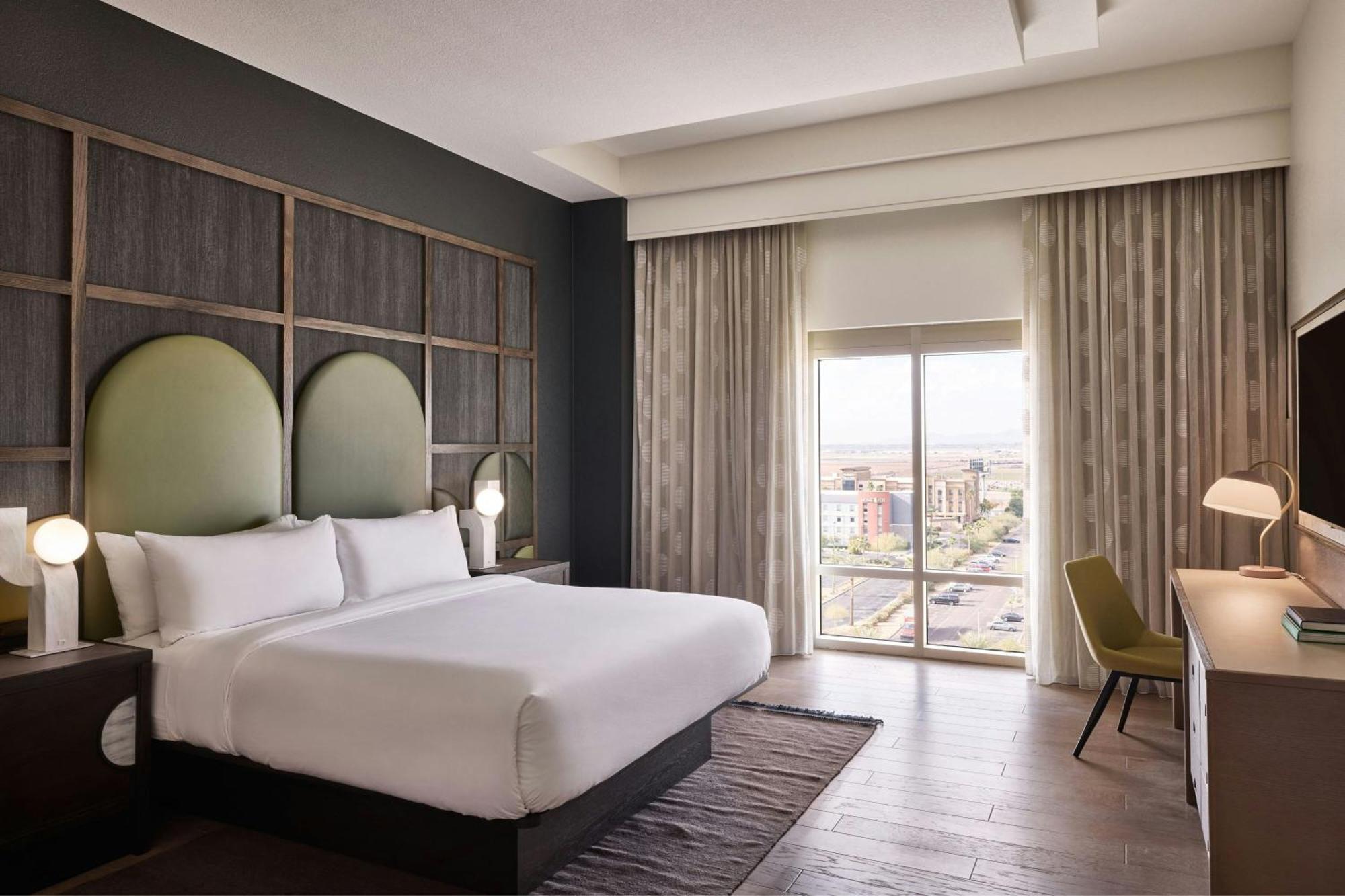 Renaissance Phoenix & Conference Center Hotel 4*