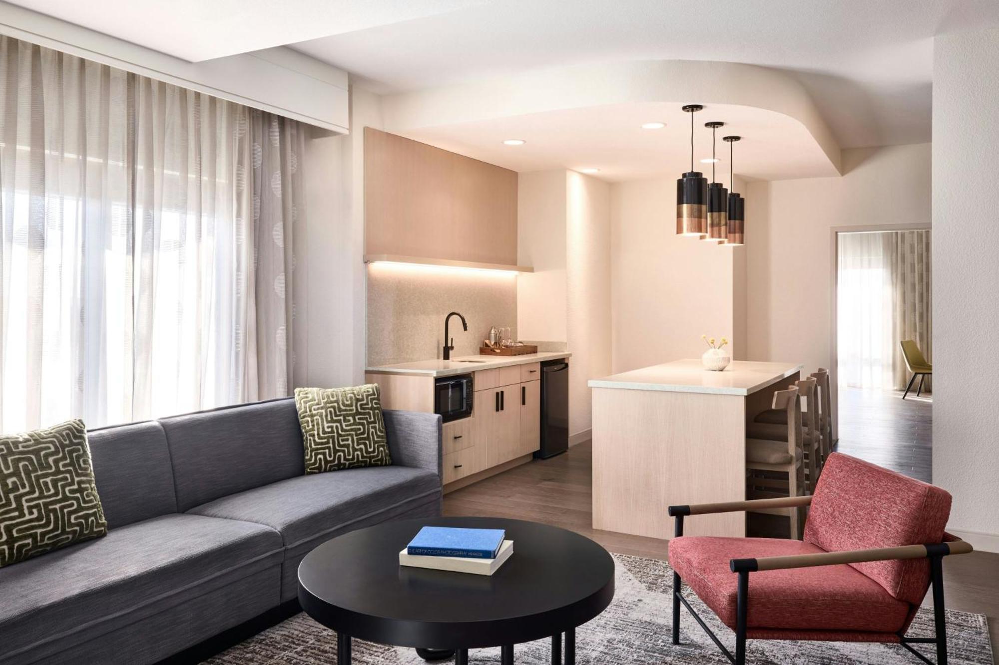 Hotel Renaissance Phoenix & Conference Center 4*