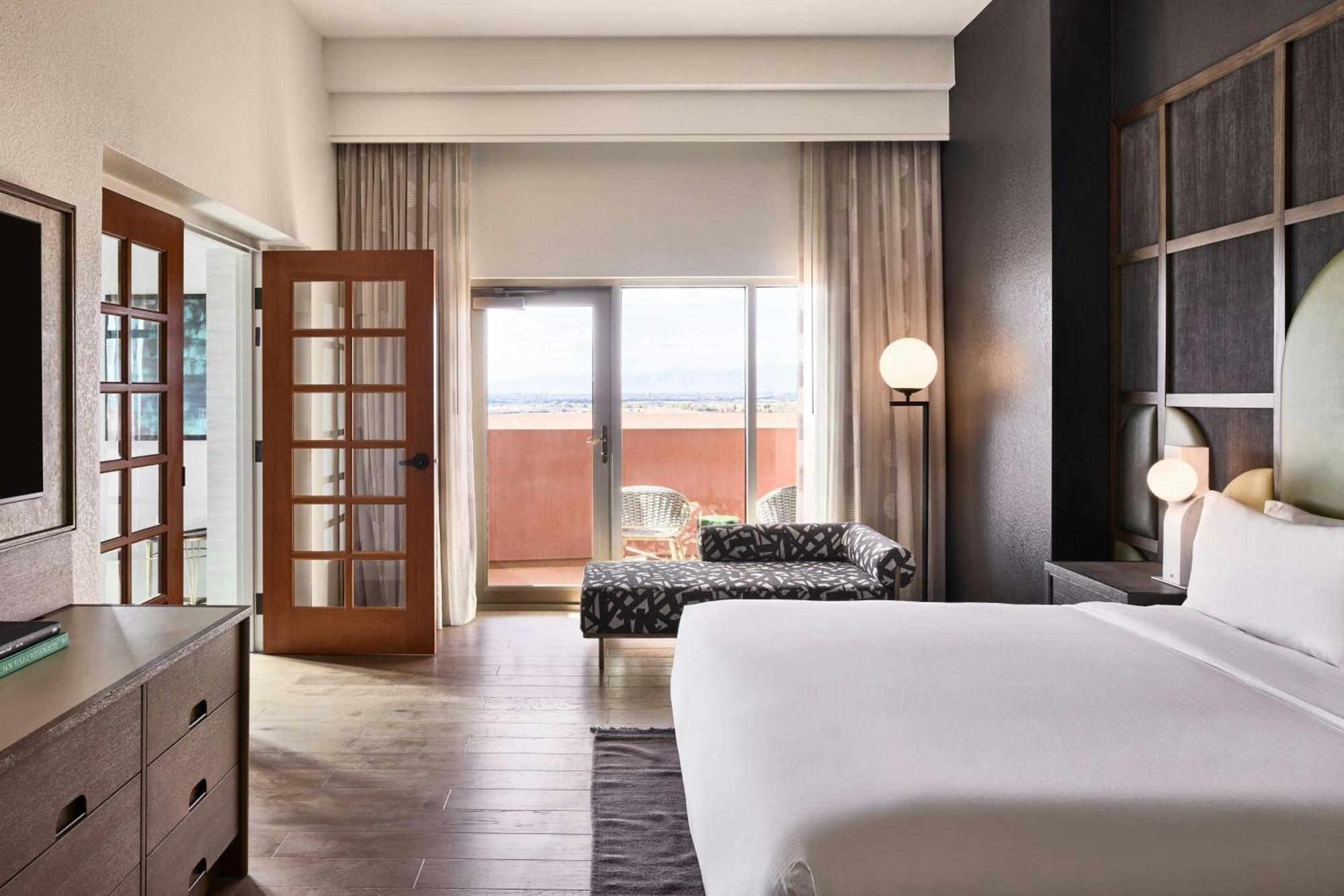 Renaissance Phoenix & Conference Center 4*