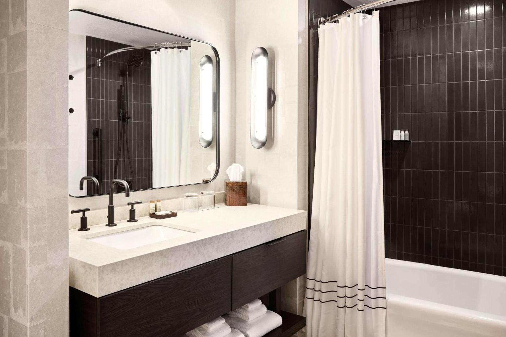 Renaissance Phoenix & Conference Center Hotel 4*