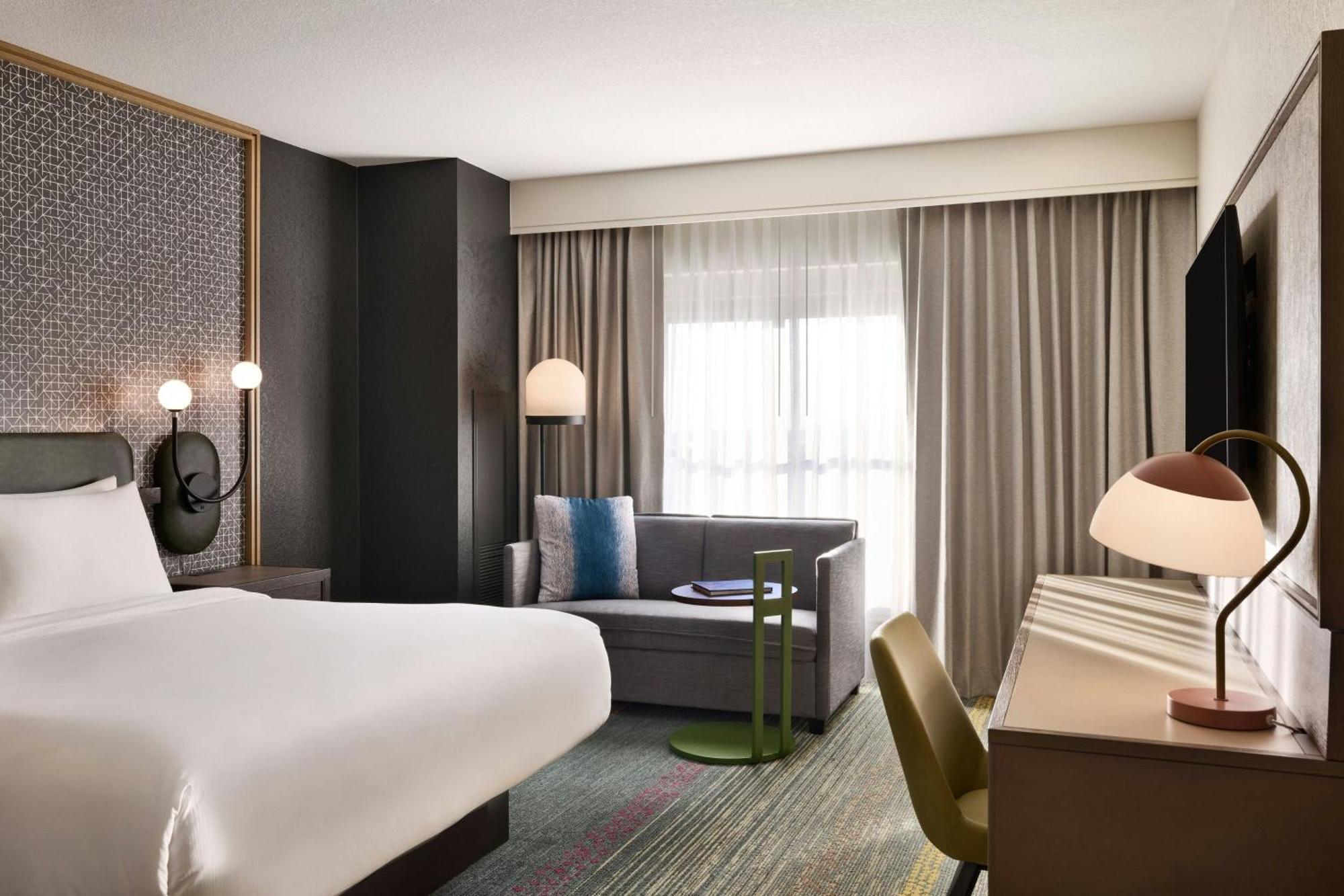 Renaissance Phoenix & Conference Center 4*