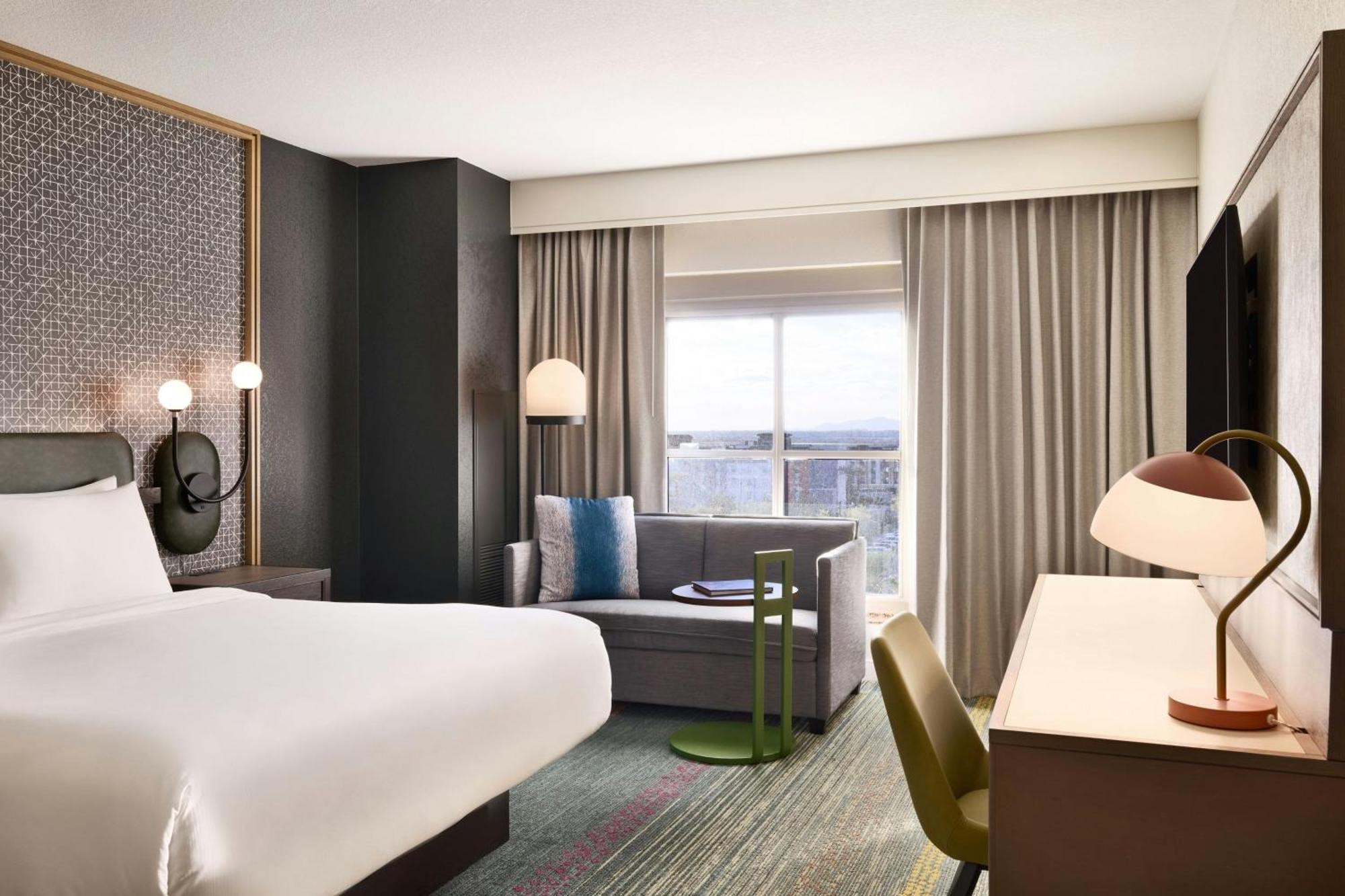 Renaissance Phoenix & Conference Center 4*