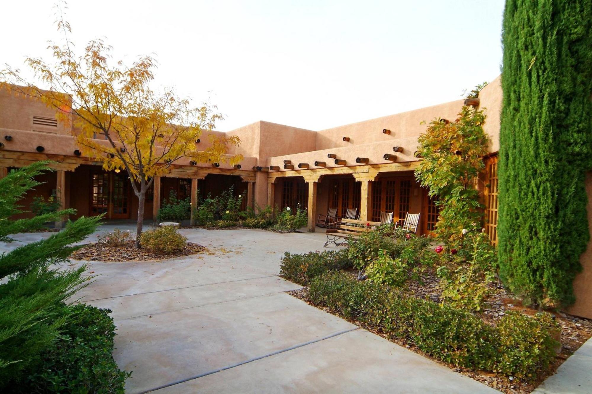 Courtyard At Powell Hotel