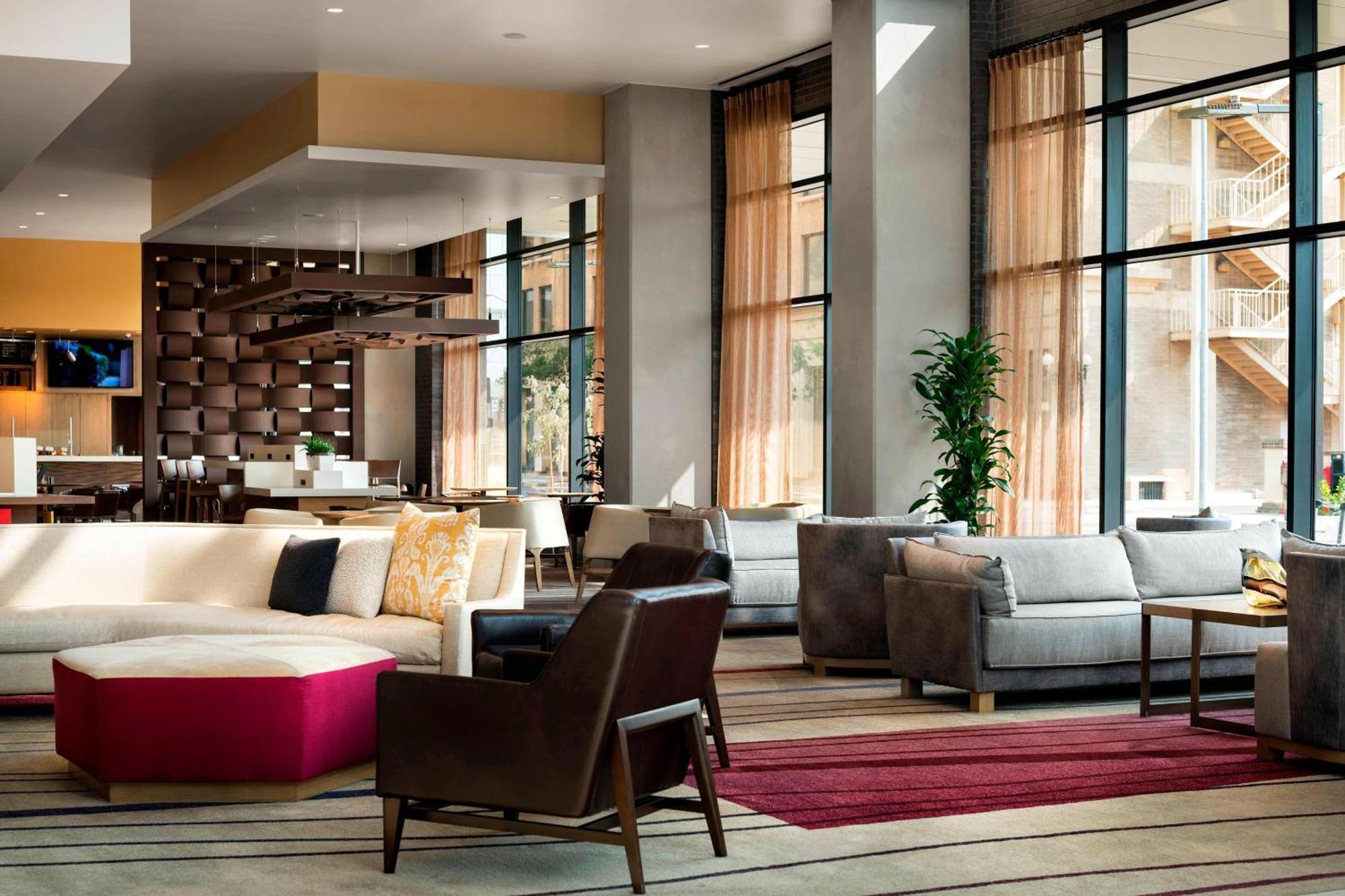 Courtyard By Marriott Downtown