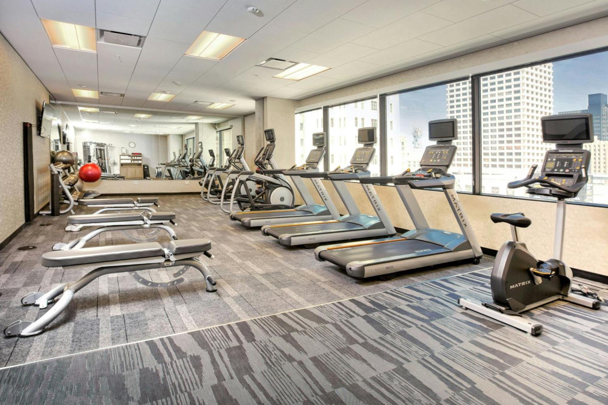 Courtyard By Marriott Downtown Hotel