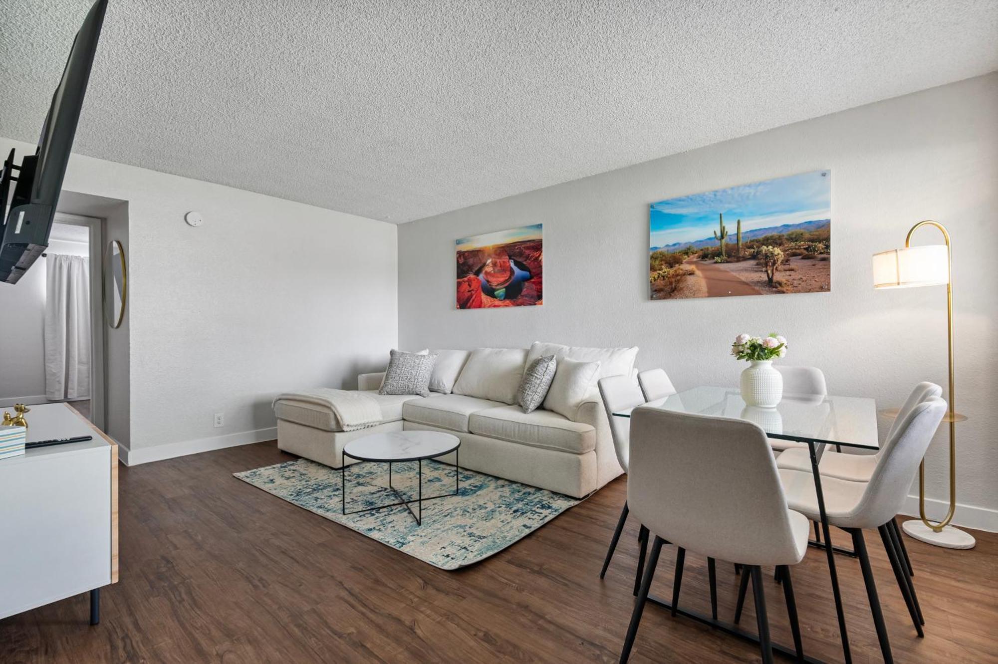 2b1b Stylish Haven - Pool And Parking Apartment