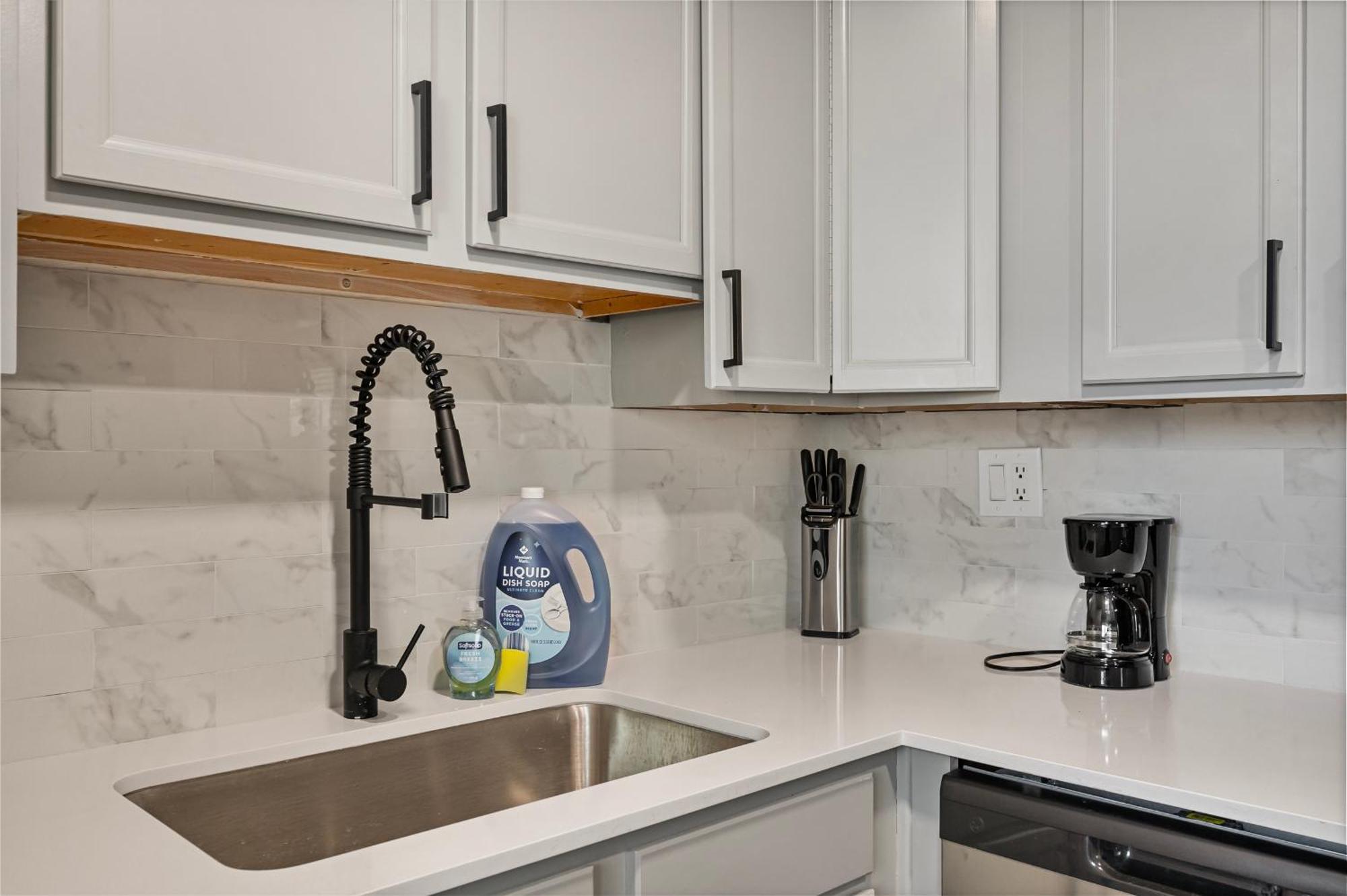 2b1b Stylish Haven - Pool And Parking Apartment