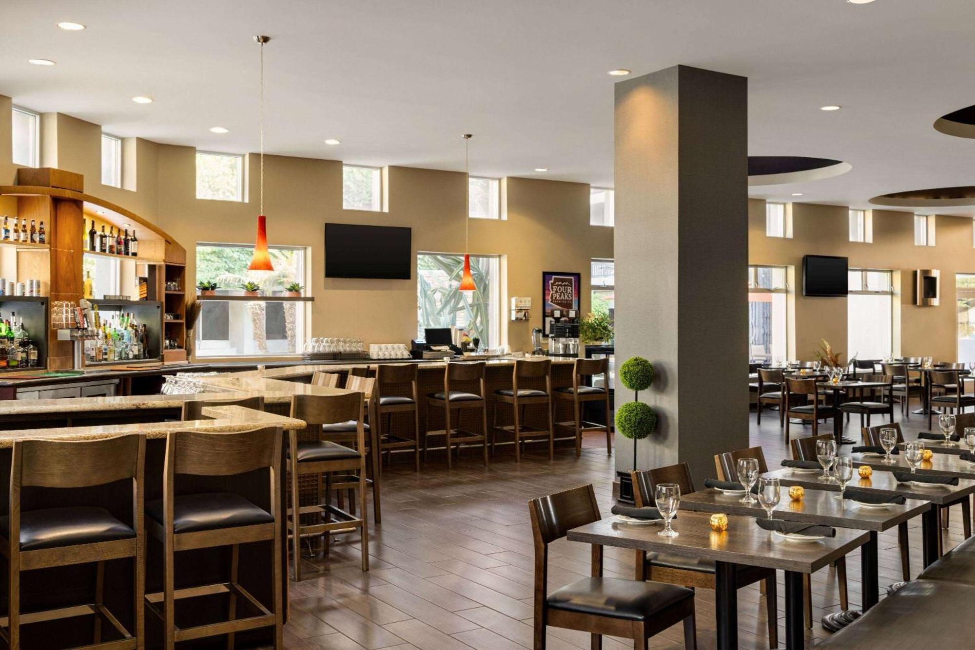 Wyndham Phoenix Airport - 3*