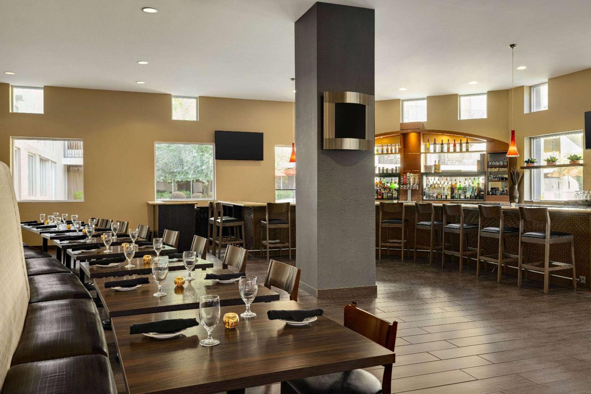 Hotel Wyndham Phoenix Airport - 3*
