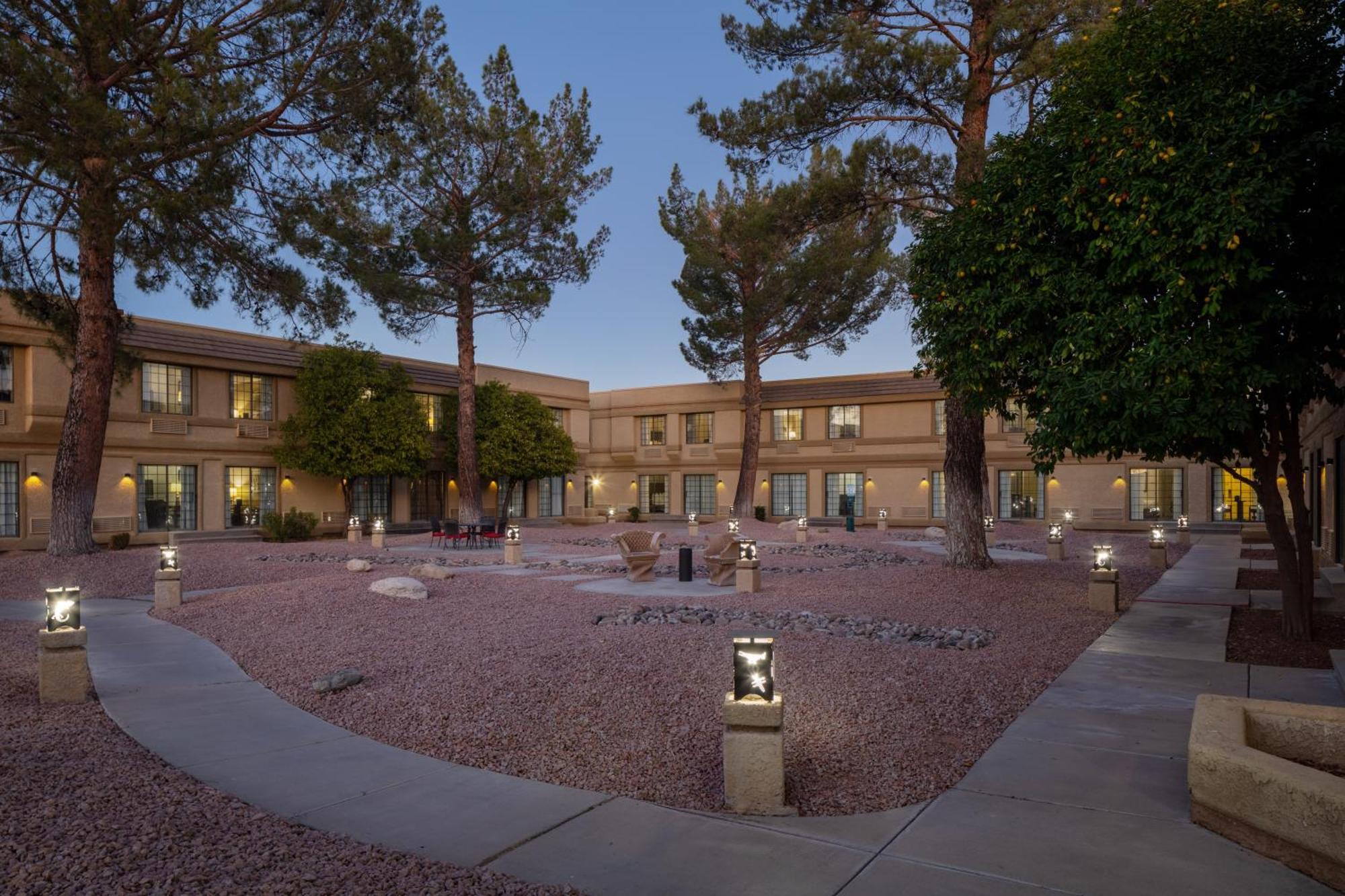 Hotel Wyndham Airport & Conference Center 3*