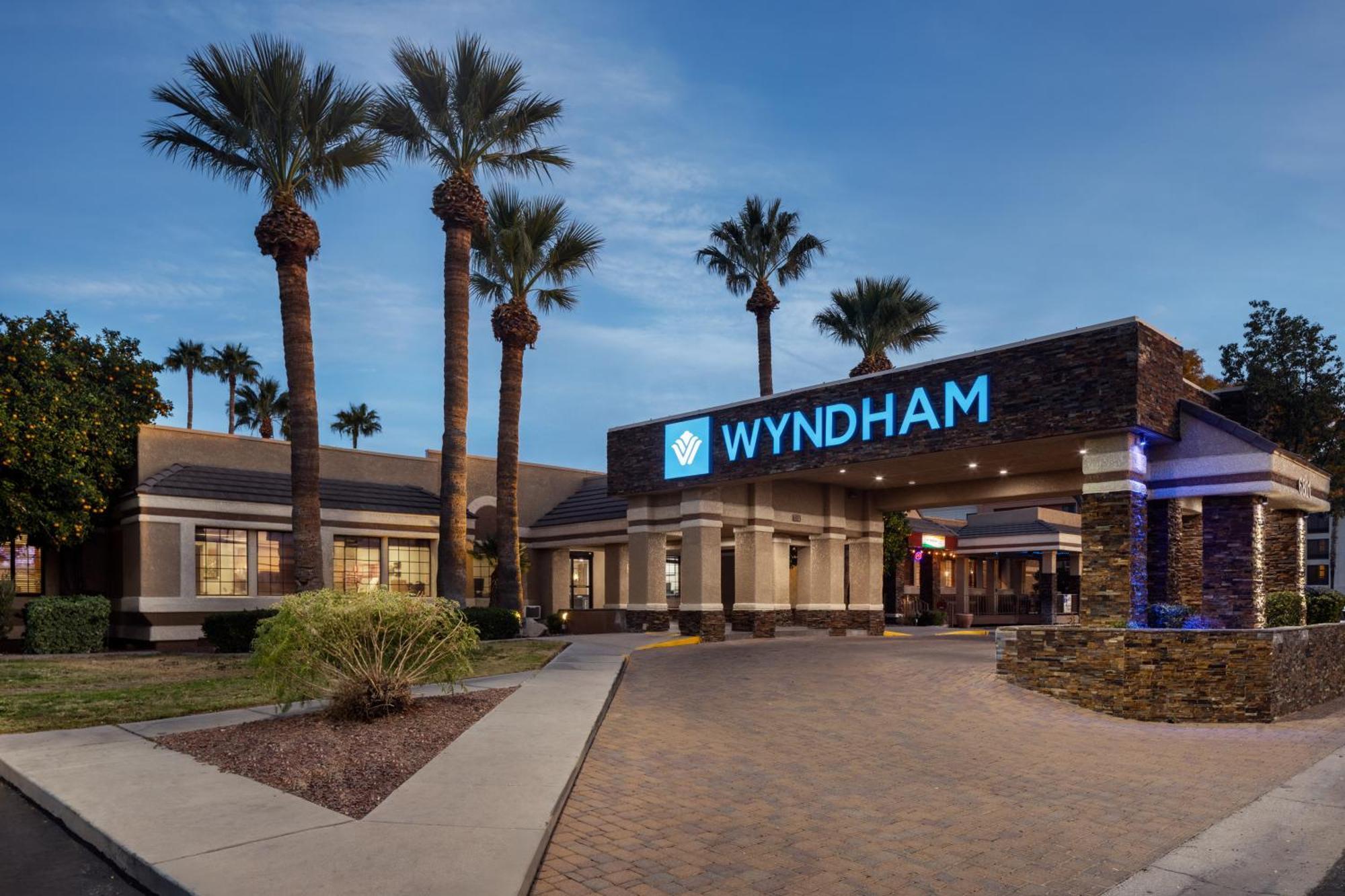 Wyndham Airport & Conference Center 3*