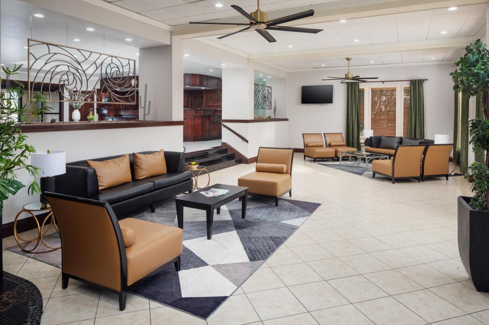Wyndham Airport & Conference Center 3*