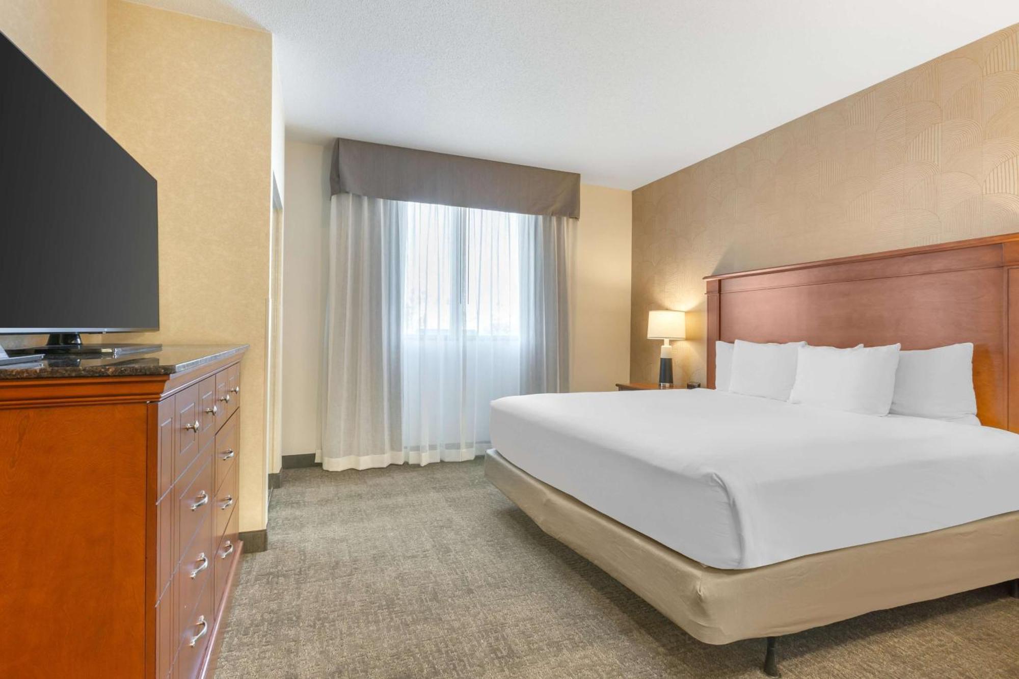 Drury Plaza Phoenix Hotel