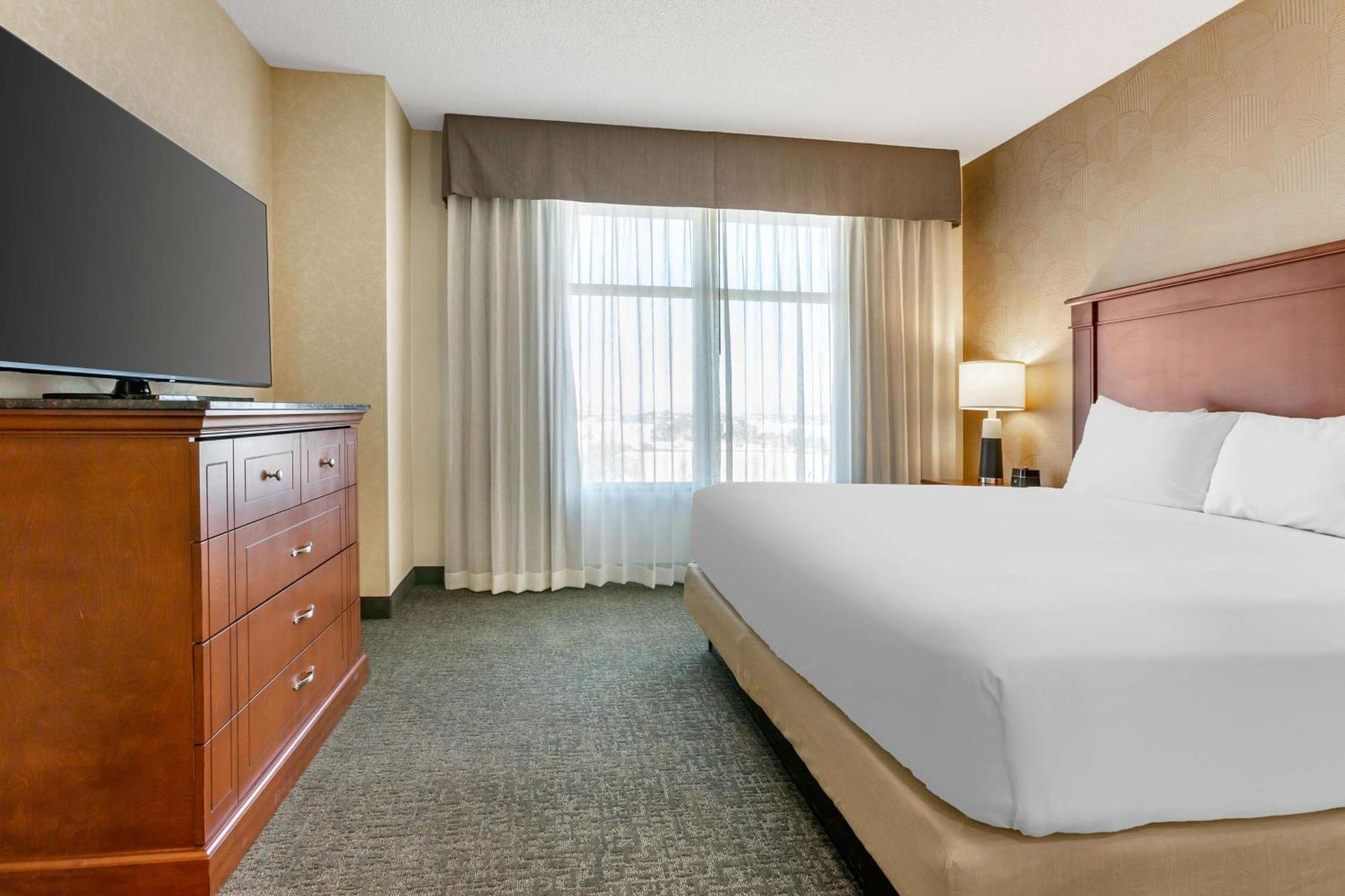 Drury Plaza Phoenix Hotel 3*