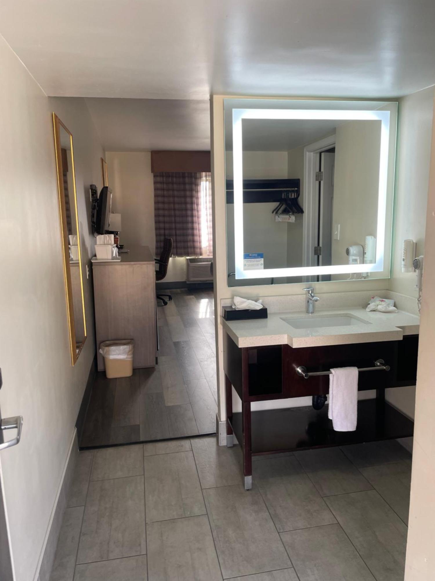 Quality & - Phoenix West Hotel