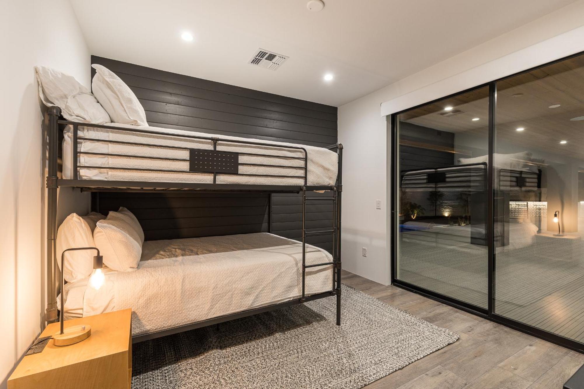 Holiday home Luxury Micro-resort, Theater, Sauna, Heated Pool *