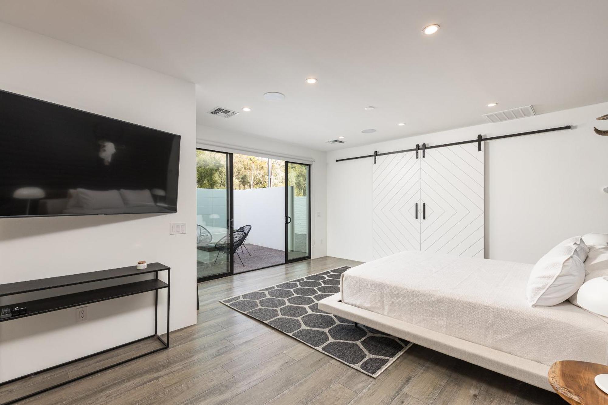 Luxury Micro-resort, Theater, Sauna, Heated Pool Holiday home