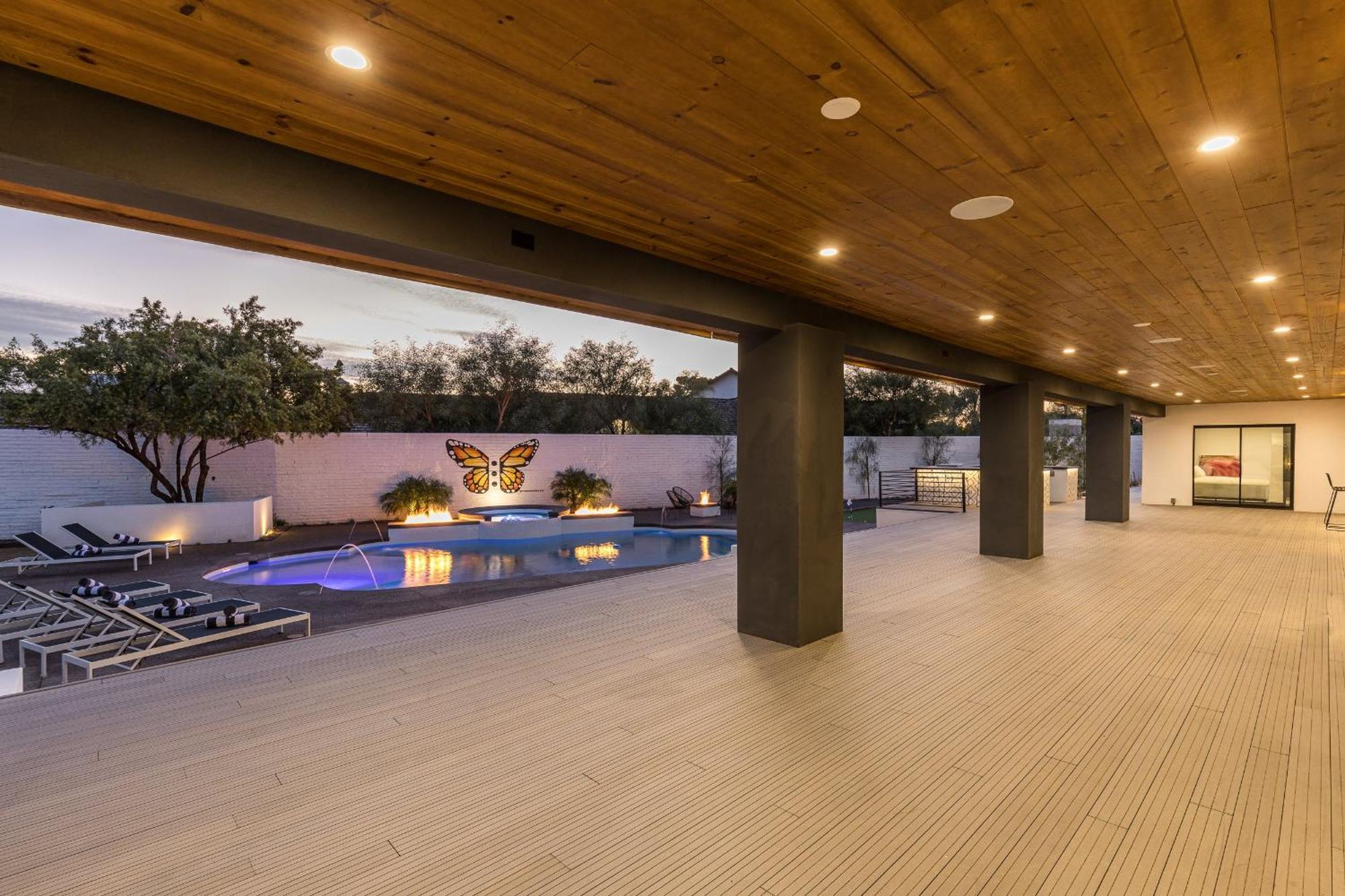 Luxury Micro-resort, Theater, Sauna, Heated Pool Holiday home Phoenix