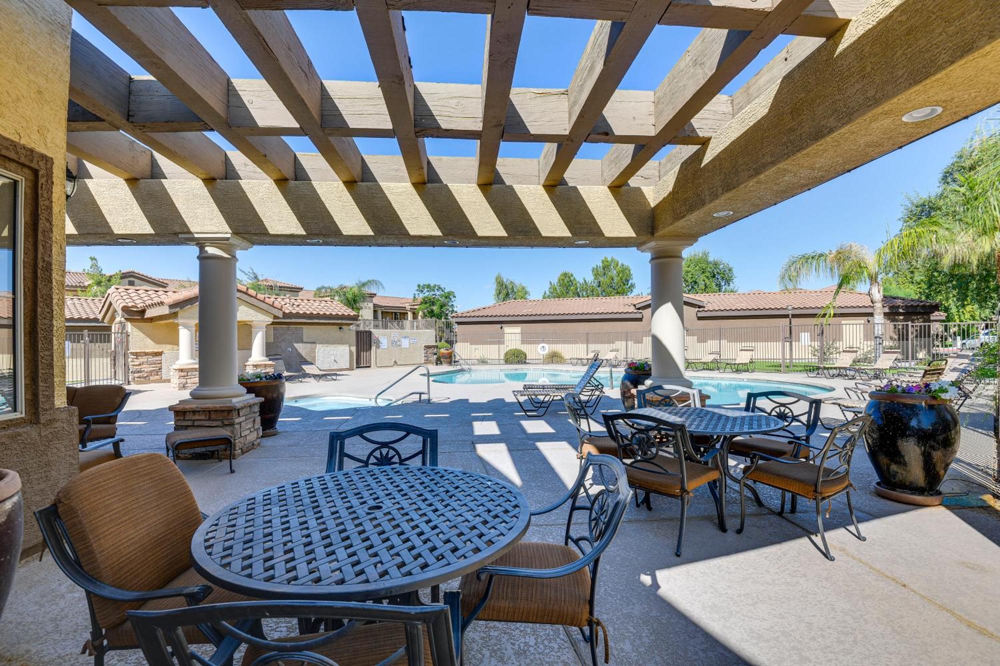 With Private Patio And Grill Pool Access! Apartment *