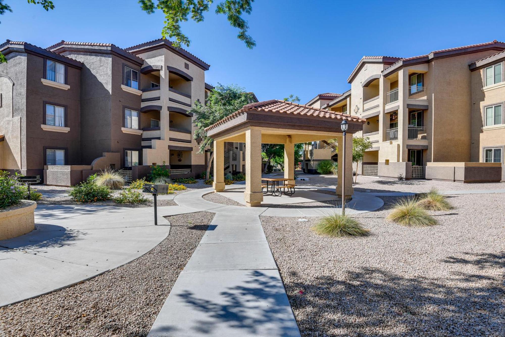 Apartment With Private Patio And Grill Pool Access! *