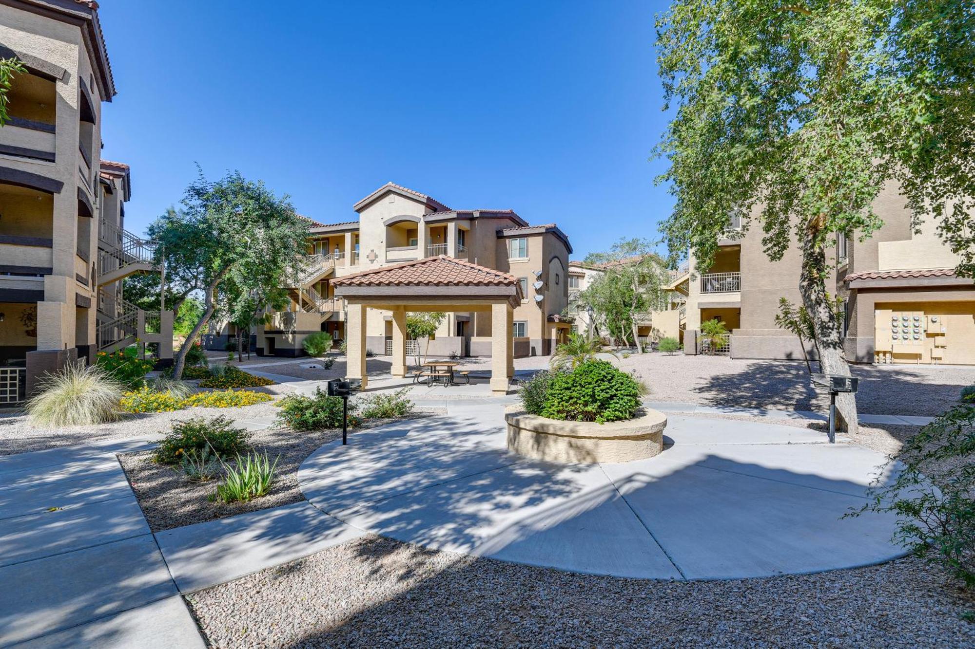With Private Patio And Grill Pool Access! Apartment