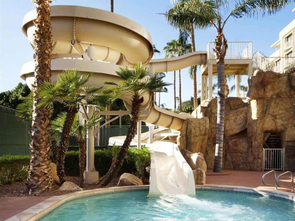 Sheraton Crescent 3* Phoenix