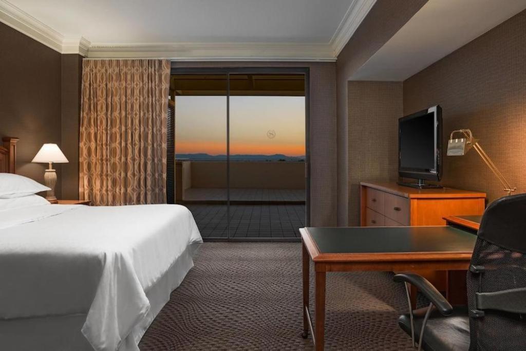 Sheraton Crescent Hotel 3*