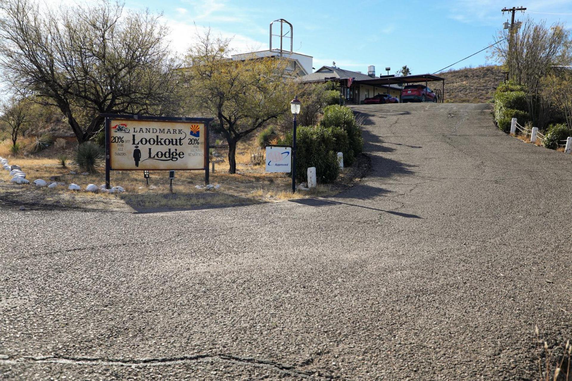 Landmark Lookout Hotel 4*