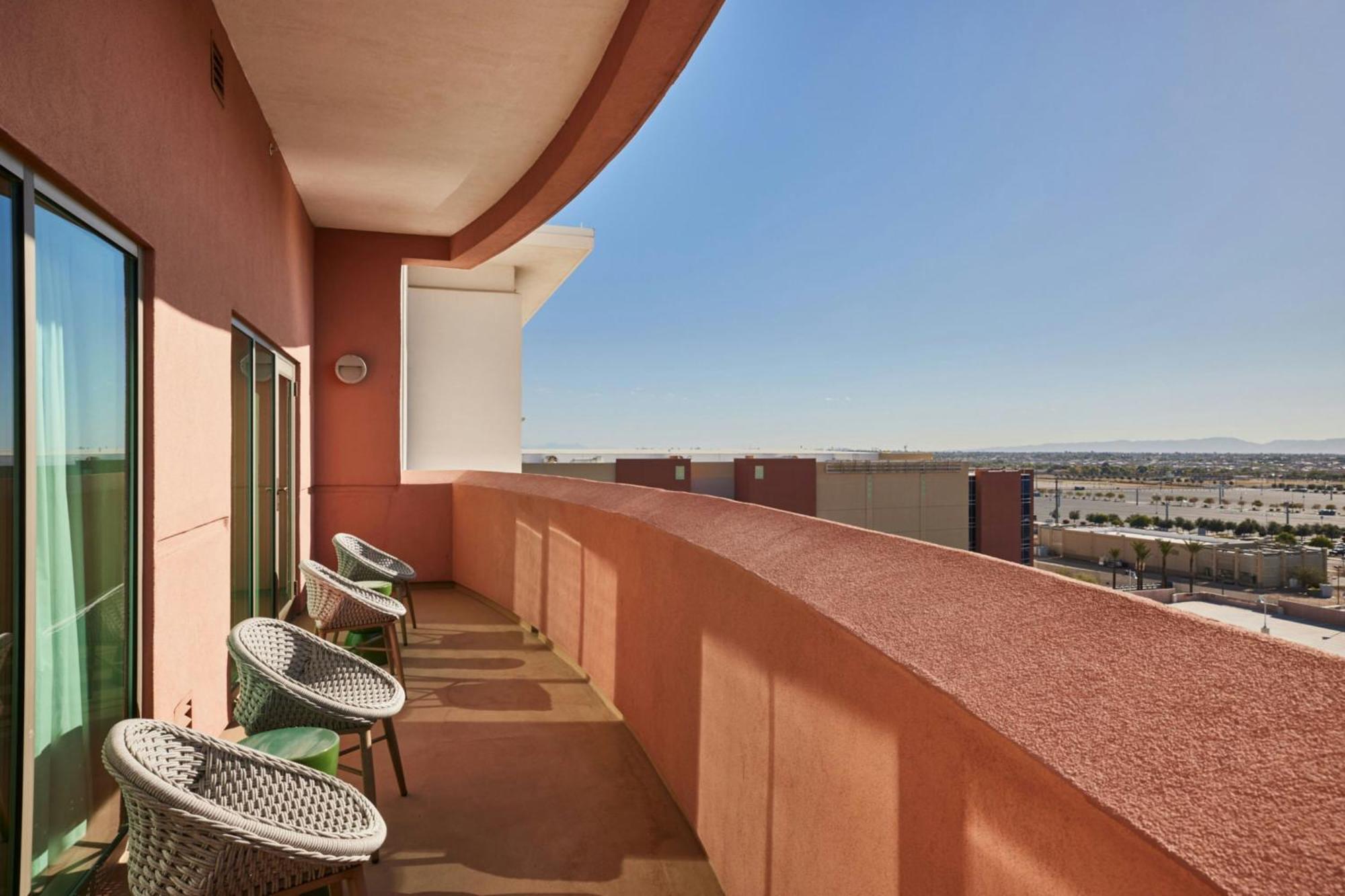 Renaissance Phoenix & Conference Center Hotel 4*
