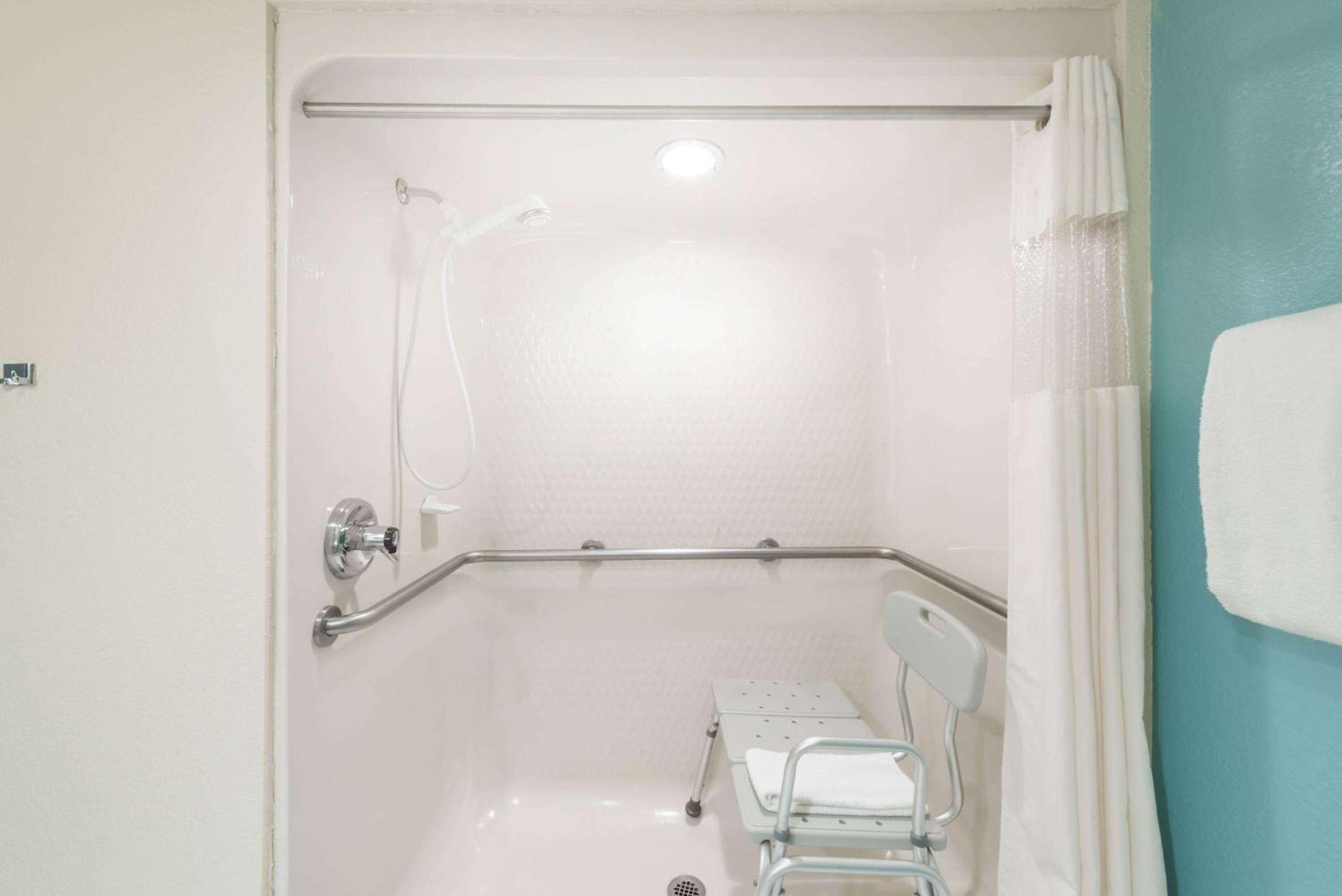 Hotel Super 8 By Wyndham Show