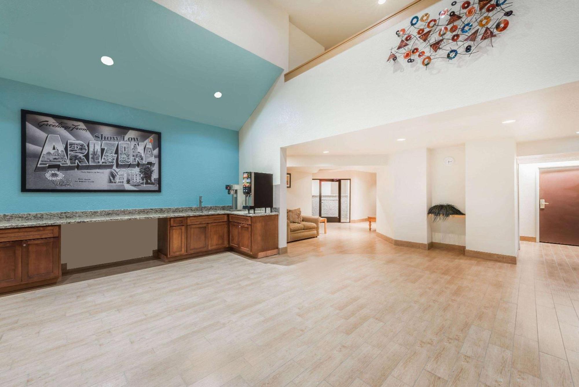Super 8 By Wyndham Show Hotel