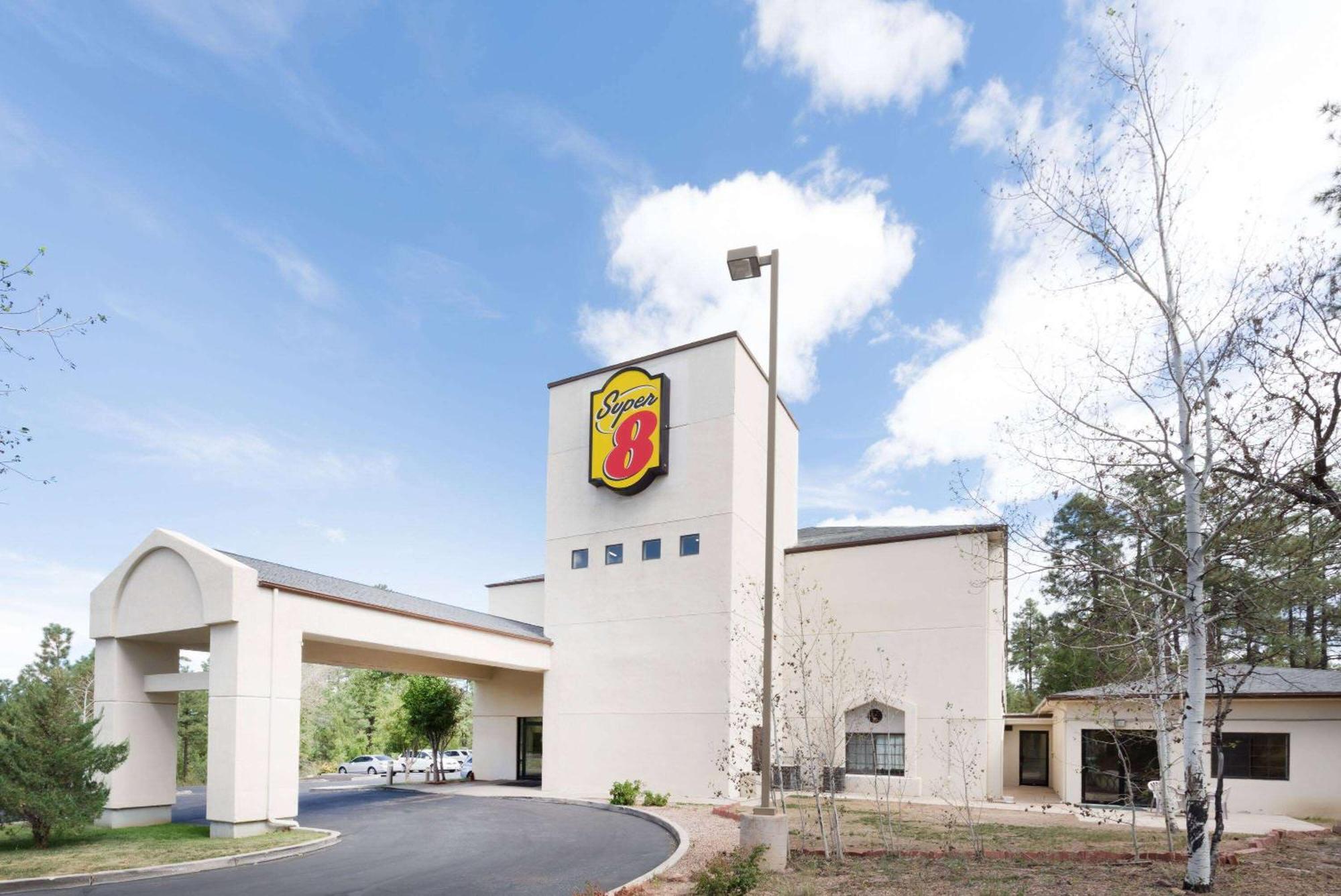 Hotel Super 8 By Wyndham Show