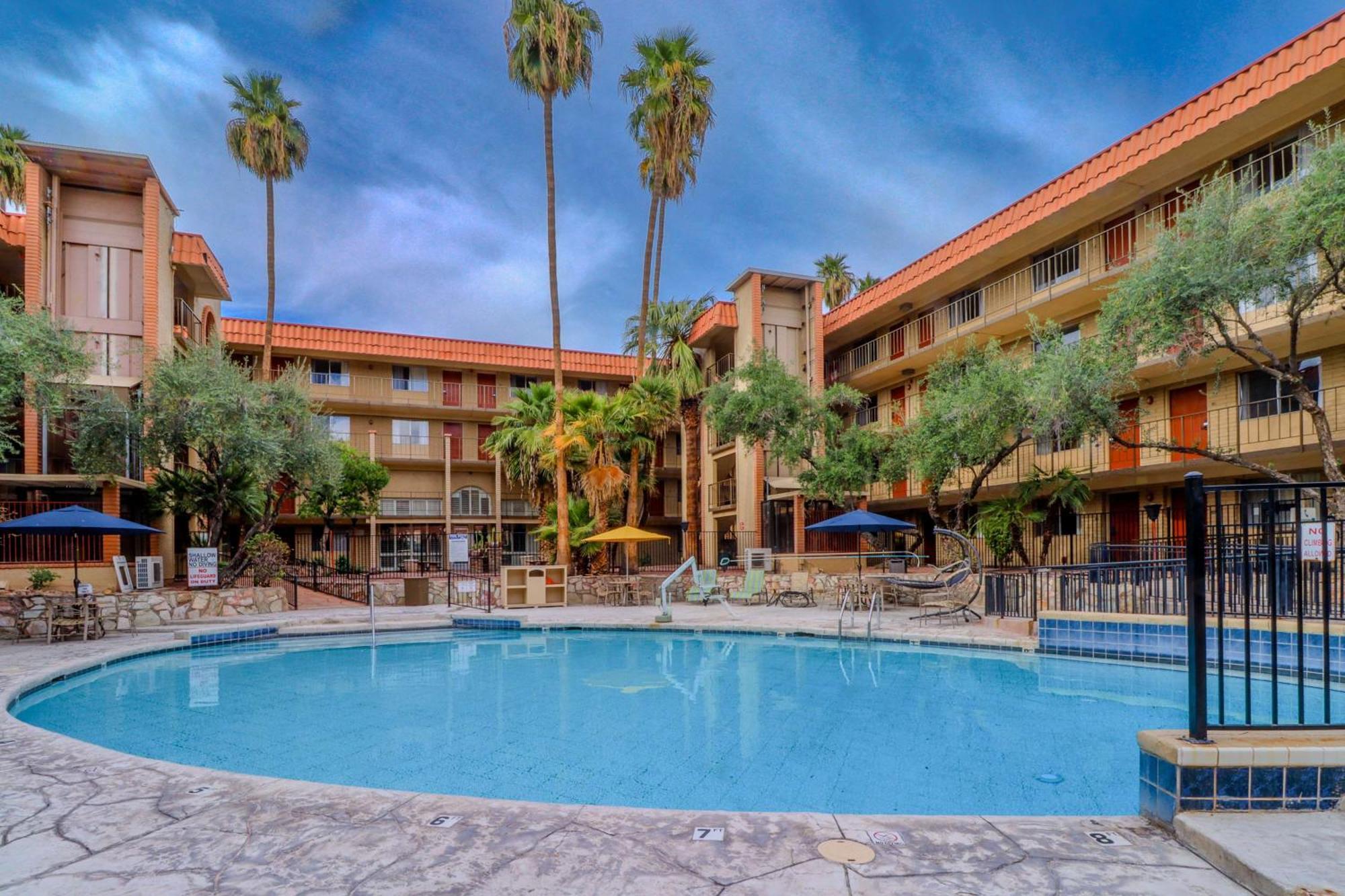 6 Phoenix, Az - Sky Harbor Hotel