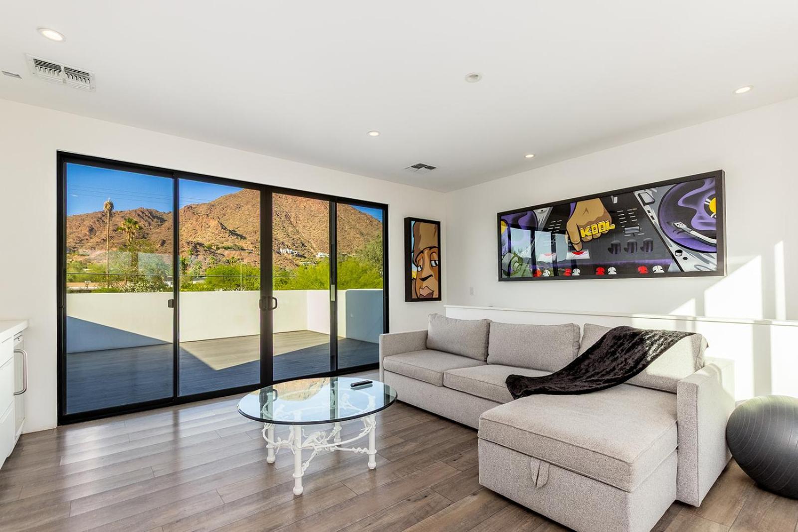 Luxury Micro-resort, Theater, Sauna, Heated Pool Holiday home
