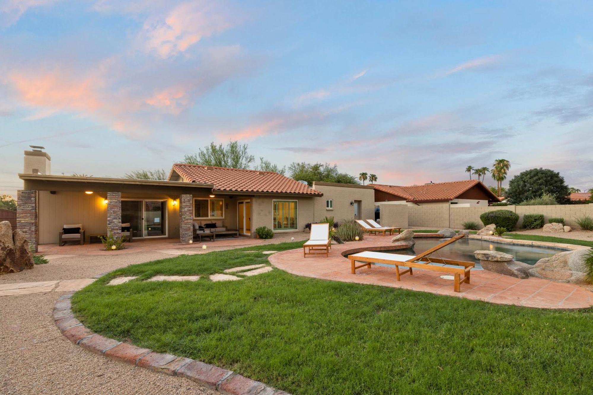 Sparkling Pool Poker Table And Relaxation At Sweetwater * Scottsdale