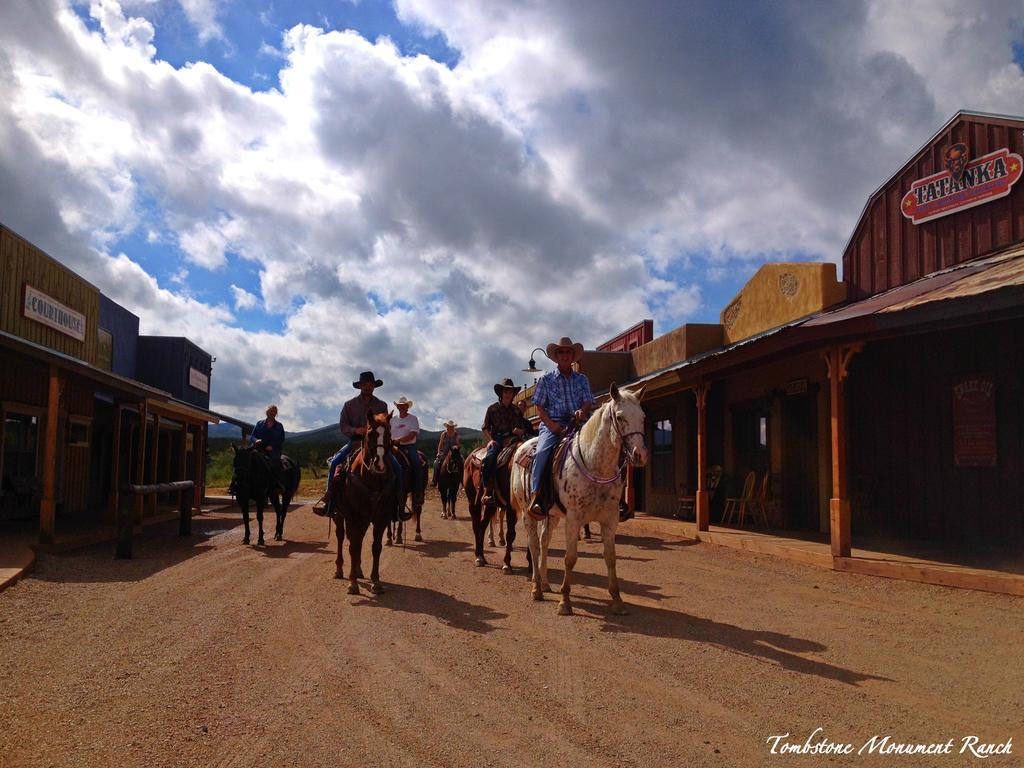 Monument Guest Ranch 4*