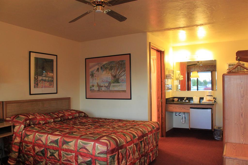 Kiva Motel Show Low