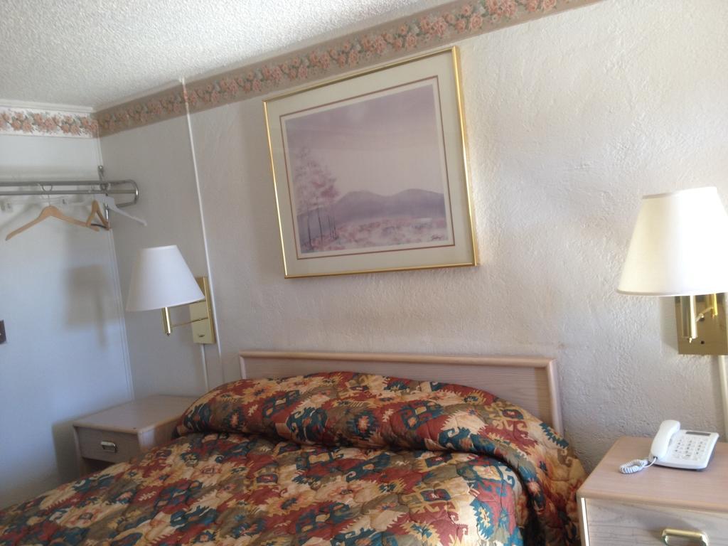 Motel Economy Globe