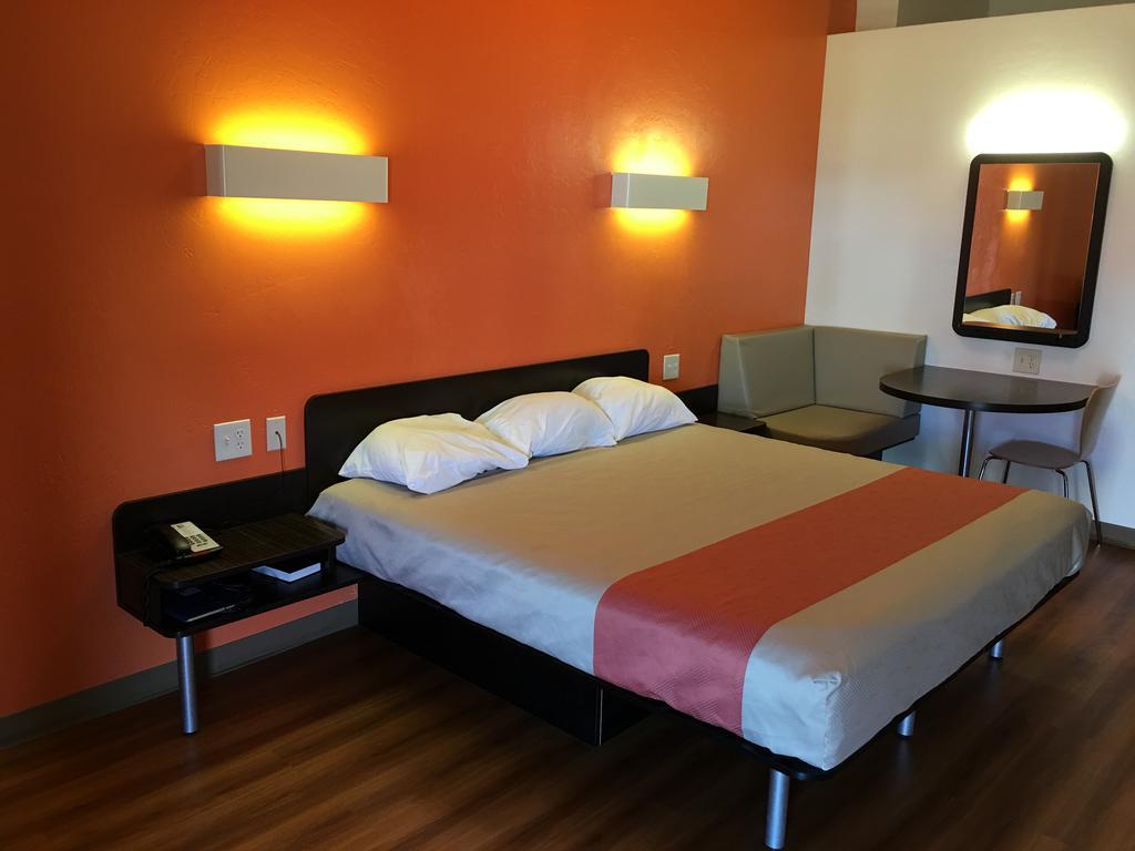 Hotel 6-globe, Az