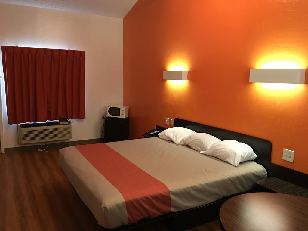 Hotel 6-globe, Az