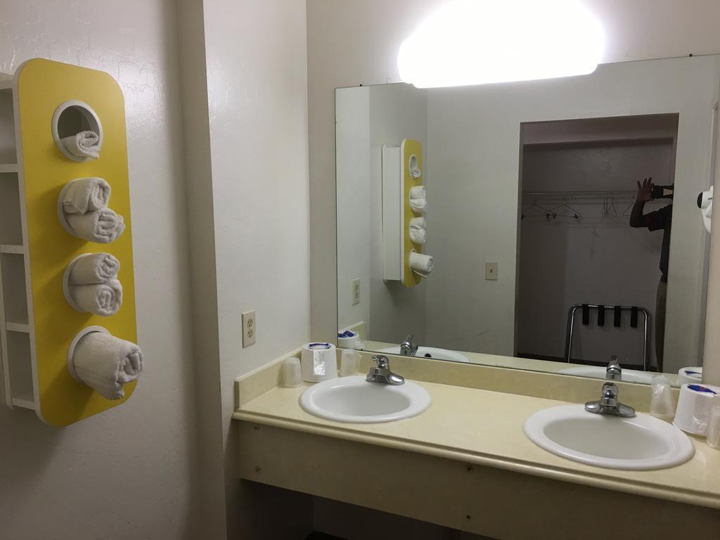 Hotel 6-globe, Az