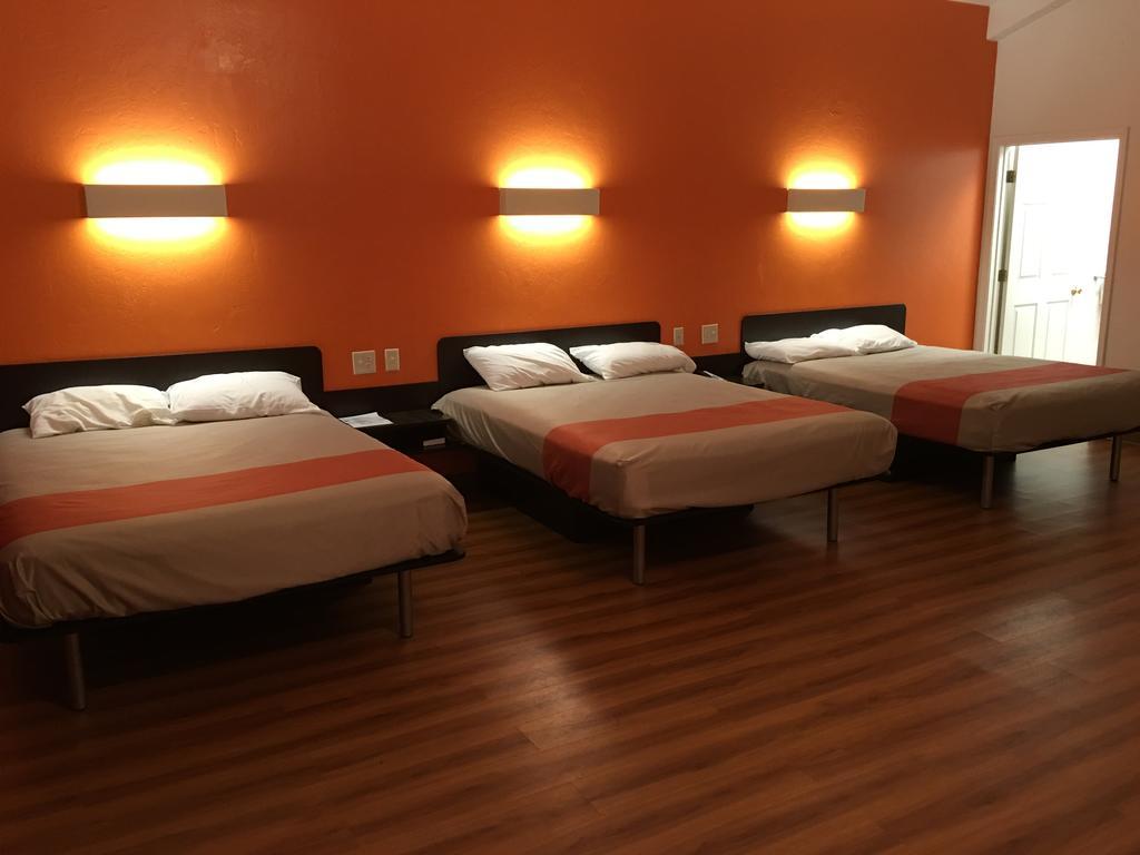 Hotel 6-globe, Az