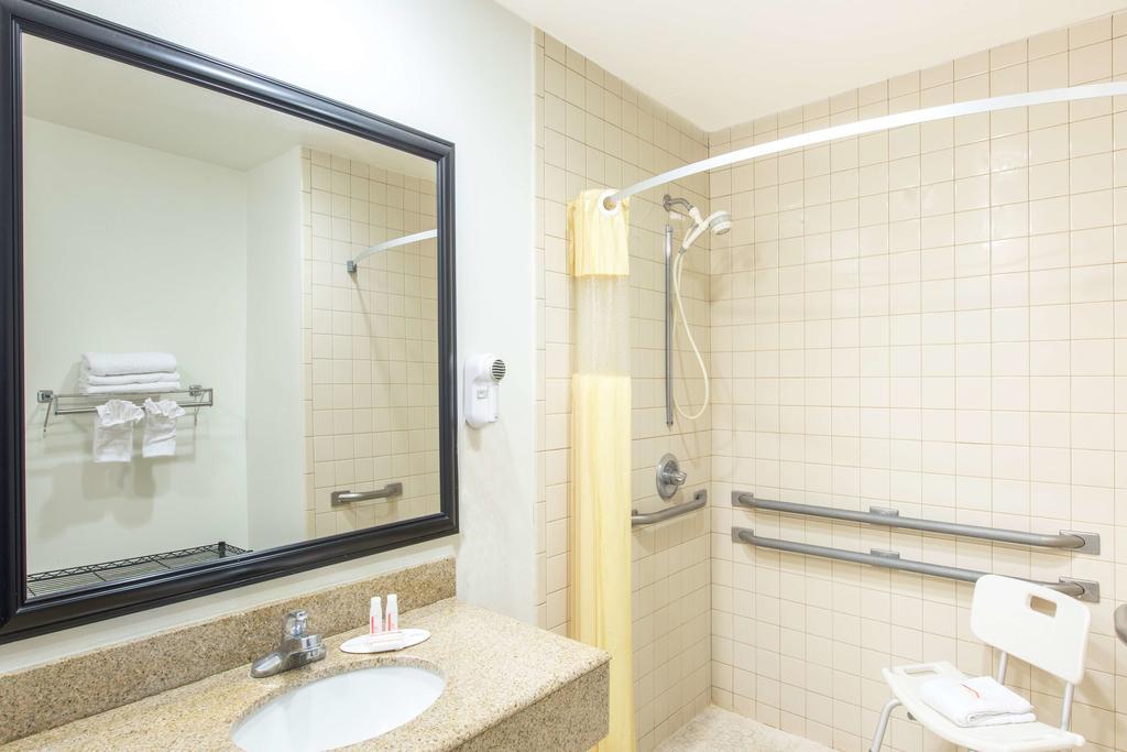 Hotel Days By Wyndham Airport