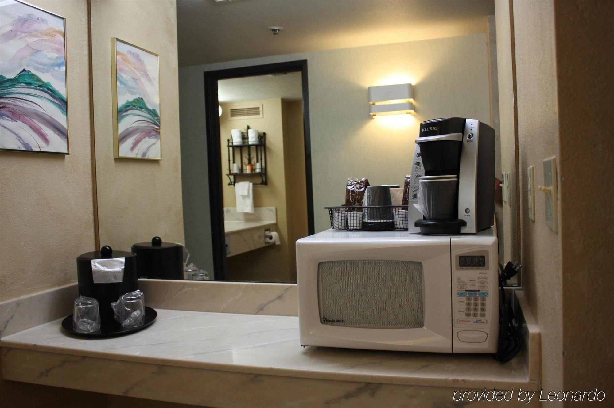 Ramada By Wyndham Viscount East Hotel