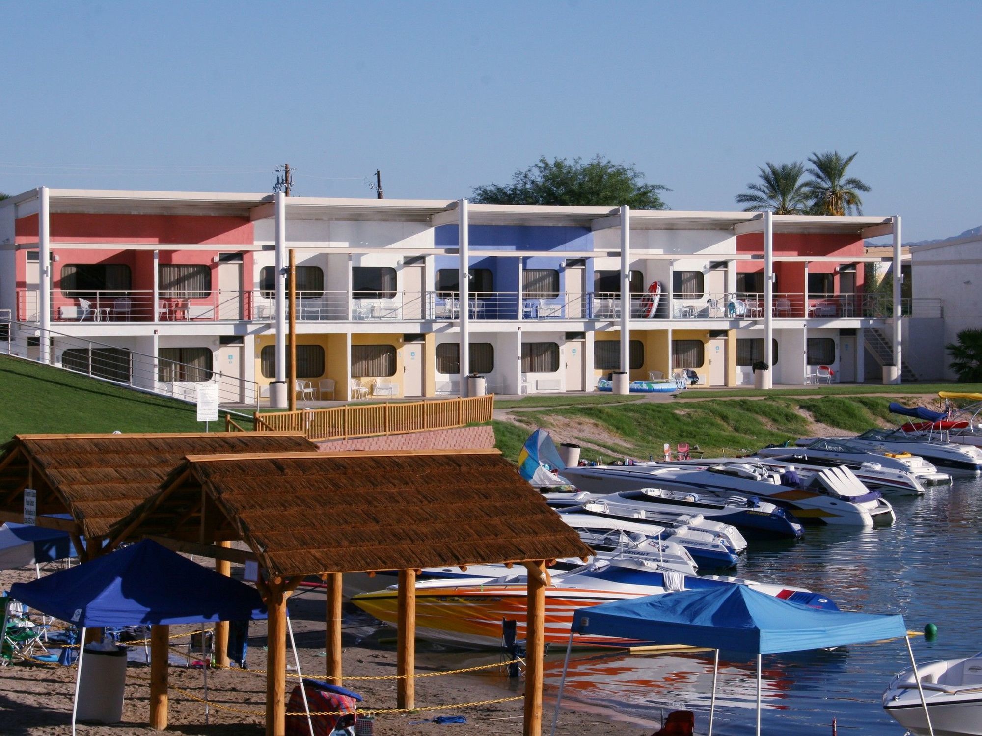 Resort The Nautical Beachfront 3*