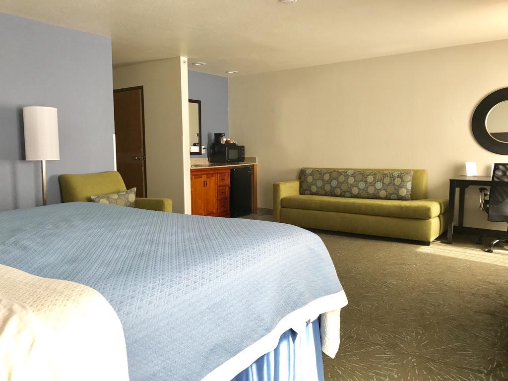 Days & By Wyndham East Hotel