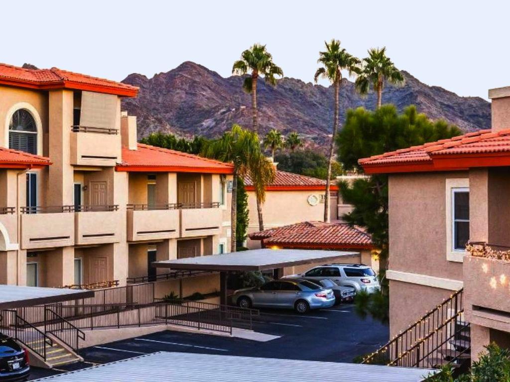 Private Community -- ½ Mile Walk To Hiking & Biking At N. Mtn. Preserve! Holiday home *